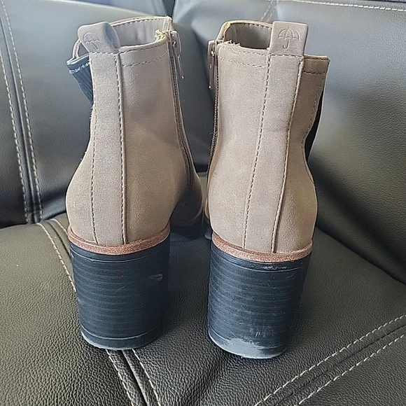 Madalynngore Tan & Black Boots Heel Size 6M Man Made Botties Pumps - Picture 6 of 6